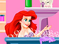 Принцесса Ариэль делает уборку в ванной