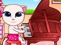 Малышка Анжела играет на пианино